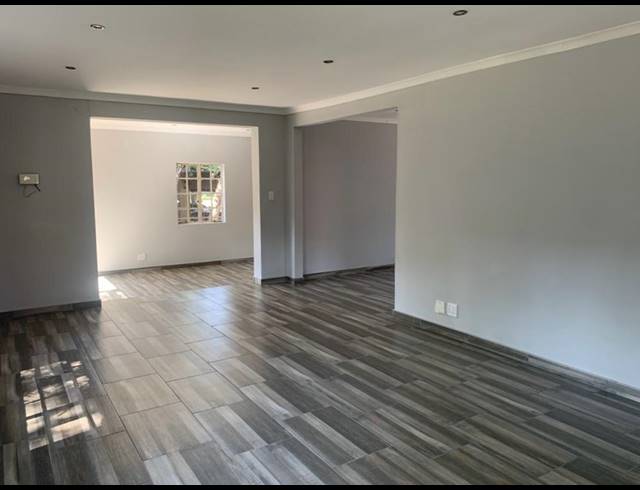 90M² BUSINESS CENTRE TO LET IN SAXONWOLD